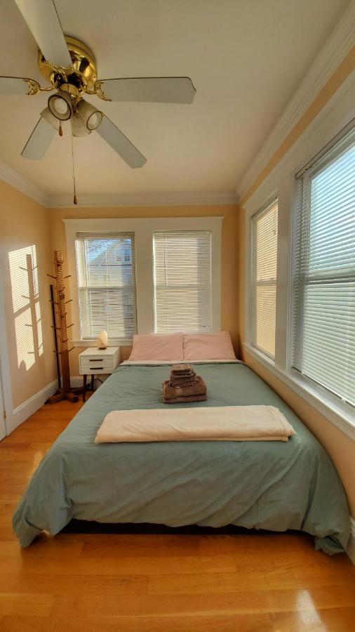 Near Train Station Gorgeous 3-Bedroom Apartment With Patios Boston Exteriör bild